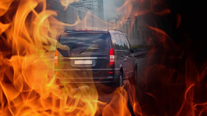 Usporen saobraćaj na auto-putu, stvaraju se zastoji: Kombi "guta" plamen