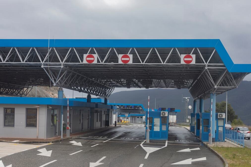 HRVATSKA POLICIJA PROTERALA SRBINA ZBOG NATPISA NA MAJICI! Izrekli mu i paprenu novčanu kaznu, ovo su detalji
