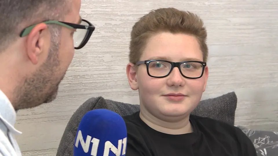 Talentovanom dečaku potrebna pomoć kako bi otišao u Veliku Britaniju na takmičenje iz engleskog