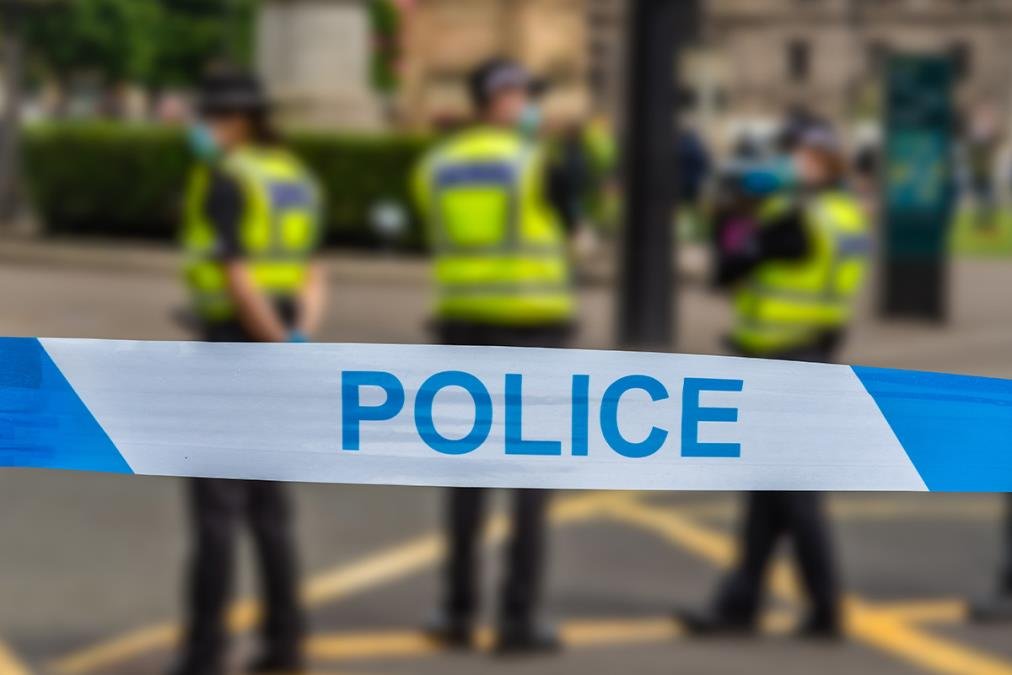 POLICIJA UBILA MUŠKARCA U VELIKOJ BRITANIJI: Pucnjavi prethodila višesatna drama, napadač se zabarikadirao u objektu i pretio