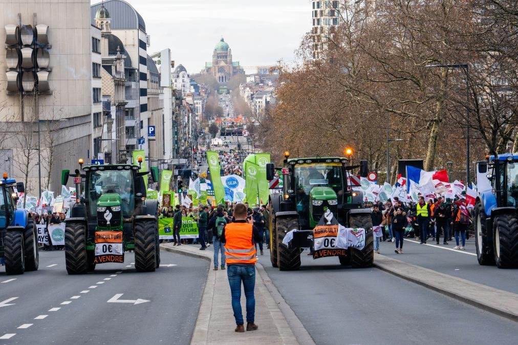 KRIZA U BELGIJI: Veliki protesti zbog penzija i pada kupovne moći, na ulicama desetine hiljada ljudi