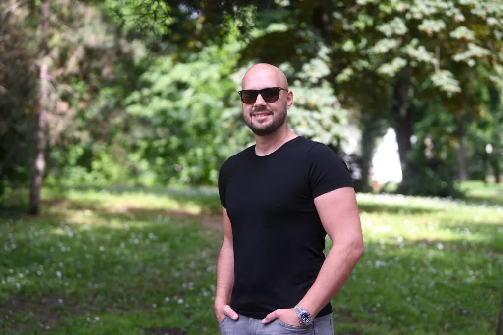 "Uhapsili su me zbog Kolinde, tu je bio i Dačić...": Naš pevač godinama nastupao na slavlju visokih funkcionera, a onda je sklonjen sa scene