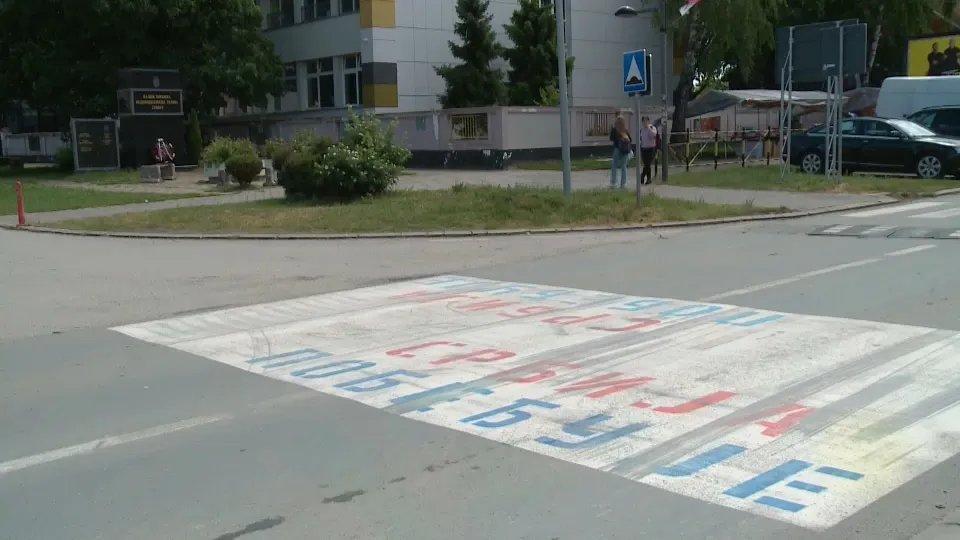 Parole vlasti završile i na kolovozu, u blizini pešačkih prelaza i škola: Da li se to sme i koliko je opasno