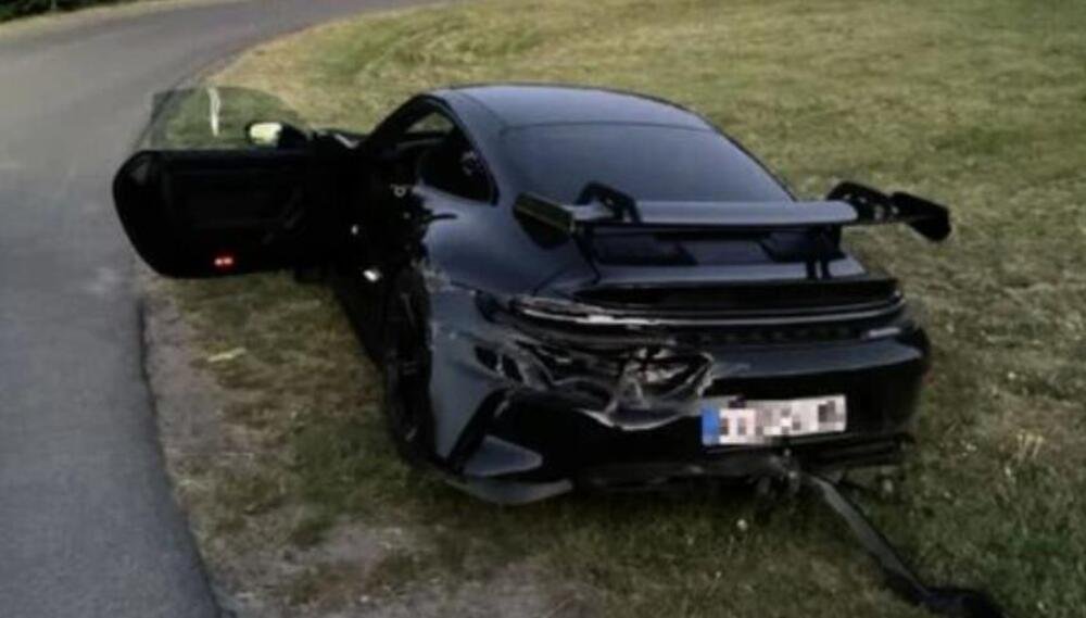 Srbin ostavio zverku od 250.000 evra pored puta i nestao! Policija traga za vozačem koji je pobegao posle nesreće