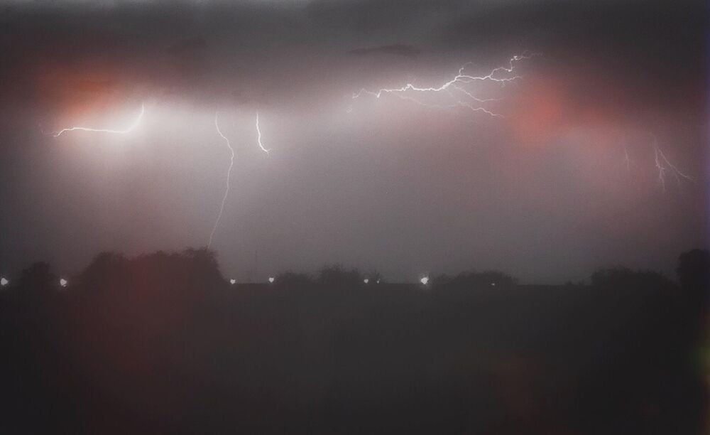 SNAŽNO NEVREME RAZORILO ZEMLJU U KOMŠILUKU ZA 15 MINUTA! Vetar čupao krovove sa kuća, more vode po ulicama (VIDEO)