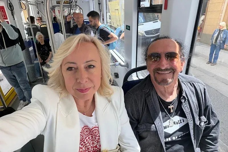 Željko Bebek s 34 godine mlađom suprugom otišao tramvajem na večerašnji koncert (FOTO)