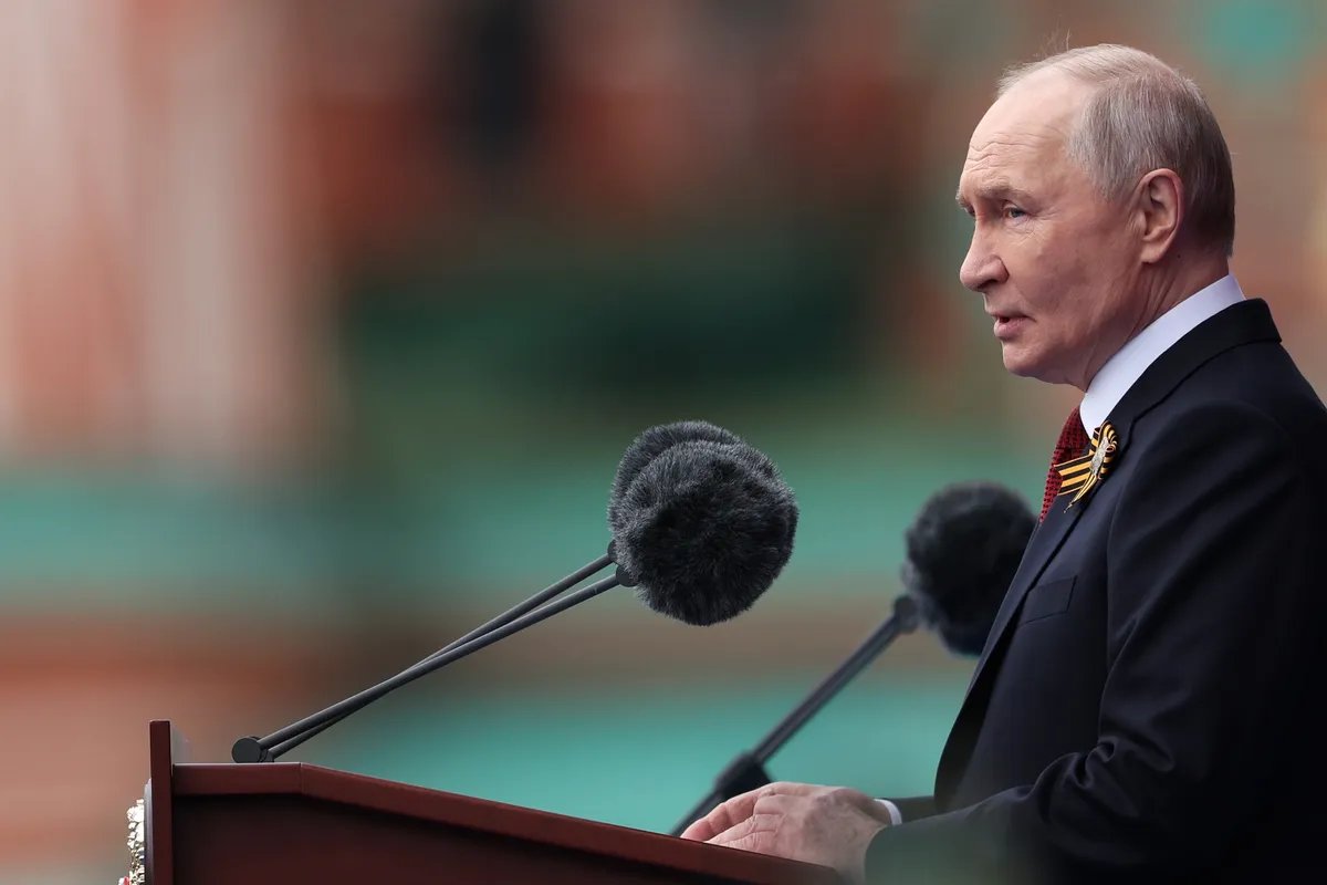 VIDEO Objavljen video snimak Putina kako vozi Moskvom: Nekadašnju nastavnicu odveo na večeru u Kremlj