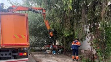 UKLONJENA DIVLJA DEPONIJA U ŠEVINOJ ULICI U ZEMUNU: Otpad bio razbacan od dvorišta nesavesnog stanara pa sve do trotoara