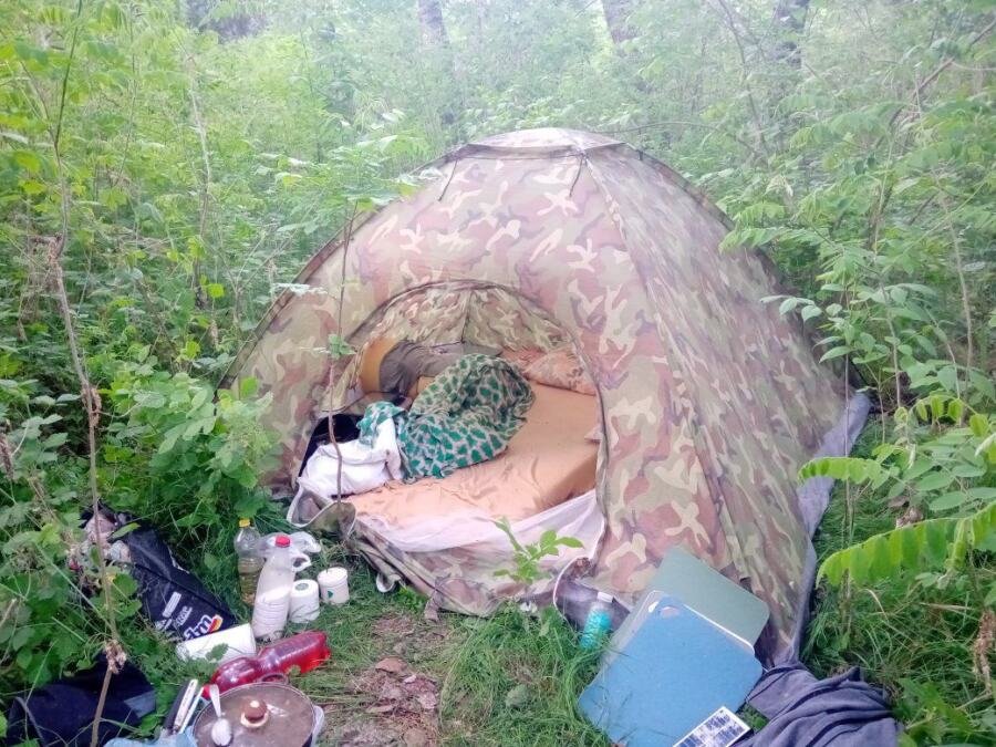 Milan pobegao iz civilizacije i živi u šatoru: Neću među ljude makar sutra umro, tamo je samo ološ! Dokumenta nemam, a jedna stvar mu zamenjuje obrok (FOTO)