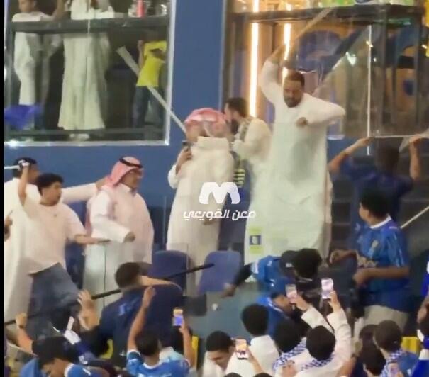 ŠEICI SE MLATILI PALICAMA! Opšti haos na meču Al Nasr - Al Hilal: Dok su Ronaldo i Sergej vodili bitku na terenu, na tribinama se RATOVALO! Nestvarne scene!