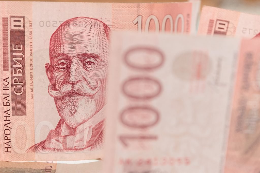 Srednji kurs dinara za evro danas 117,3814, za dolar 100,0097