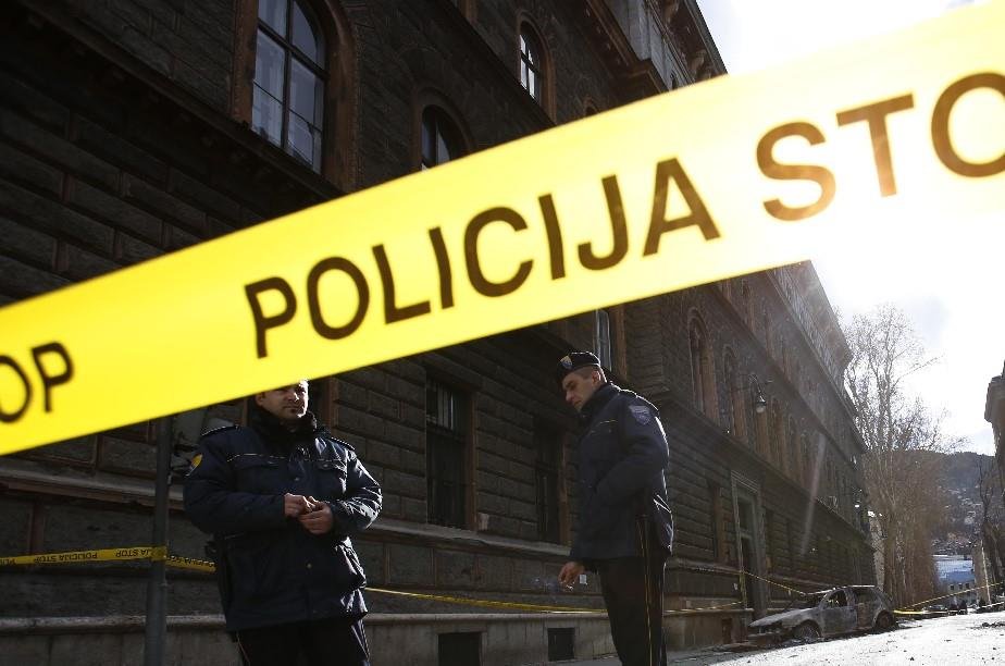 HOROR U LIVNU: Posvađao se sa ženom, pa je izbo nožem pred decom