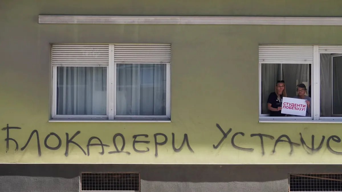 "Beograd postao talac organizovanog vandalizma i oglasna tabla sa predizbornim porukama SNS"