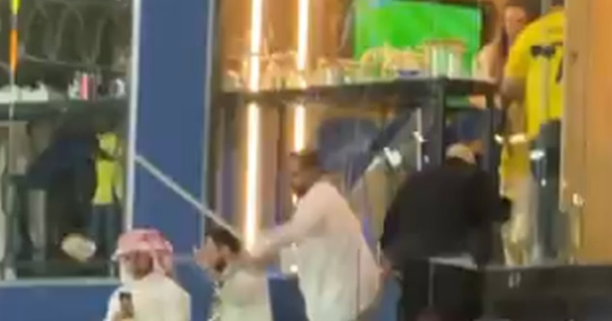 Ronaldo i Sergej gledali nezapamćeni haos! Brutalna tuča u VIP loži, "sevale" palice na sve strane