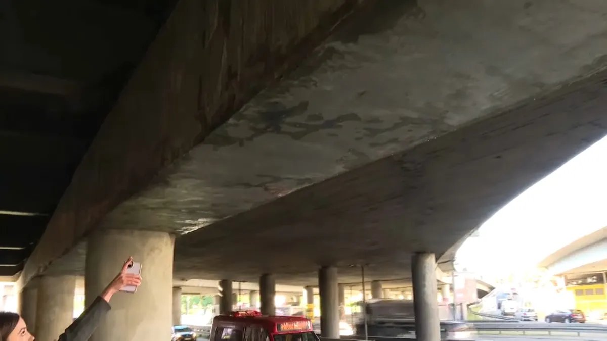 Otvoren prolaz za pešake ispod Autokomande: Radovi završeni pre roka, ali voda opet kaplje sa tavanice nadvožnjaka (VIDEO)