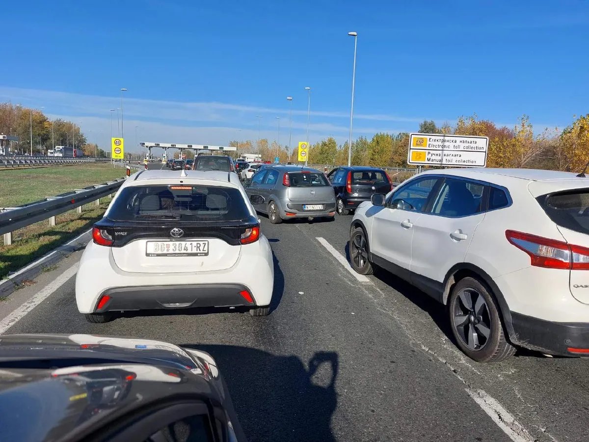 Obustavljen saobraćaj na auto-putu kod Stare Pazove: Gas izbija iz cisterne, opasnost od eksplozije
