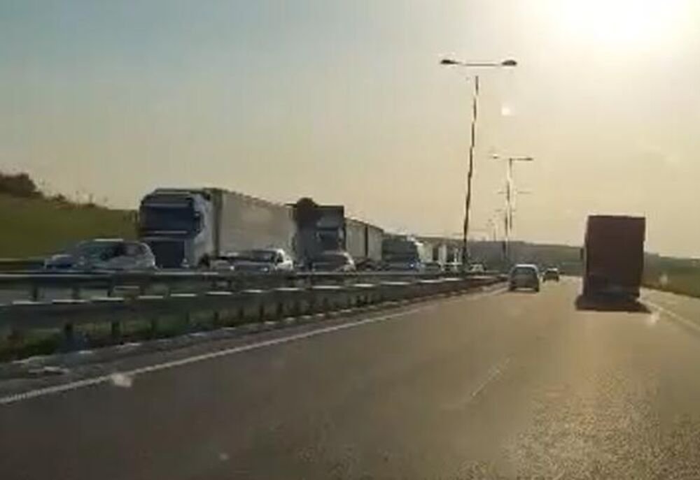 CURI GAS IZ PRIKOLICE KAMIONA - U OVOM DELU OBUSTAVLJEN SAOBRAĆAJ: Preti opasnost od EKSPLOZIJE (VIDEO)