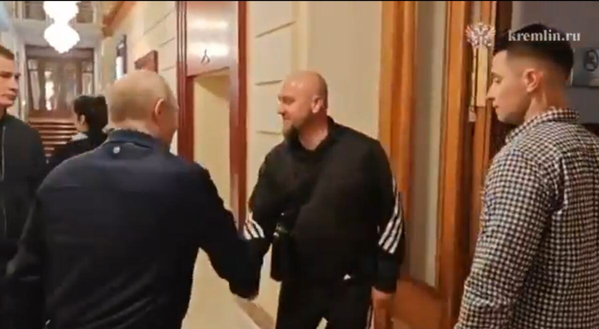 PUTIN SNIMLJEN U OPUŠTENOM RAZGOVORU SA "OBIČNIM ČOVEKOM": Otkriveno ko je misteriozni muškarac sa kojim se rukovao (VIDEO)