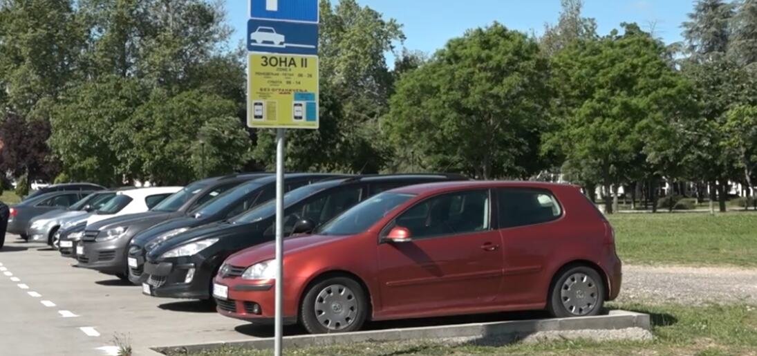 OD PONEDELJKA 18. MAJA STARTUJE NOVI REŽIM PARKIRANJA U OBRENOVCU: Zonirano više ulica, s više parking mesta u žutoj i crvenoj zoni, a ovo su cene po satu