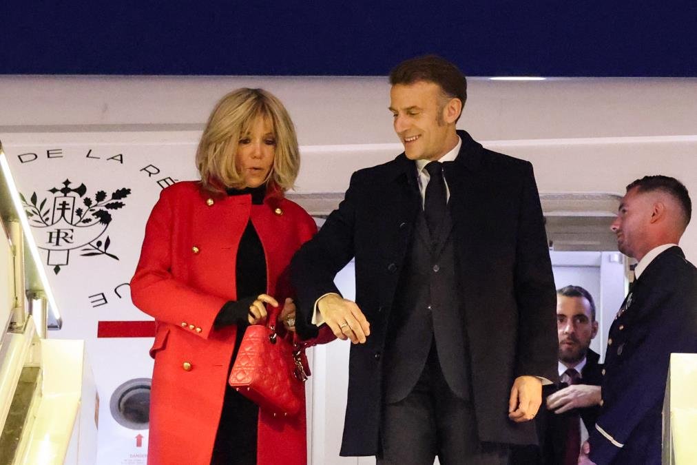 POZNATO ZAŠTO JE BRIŽIT OŠAMARAILA EMANUELA MAKRONA! Isplivali detalji sa kojom glumicom je navodno razmenjivao poruke, zbog čega je iznervirao suprugu (VIDEO)