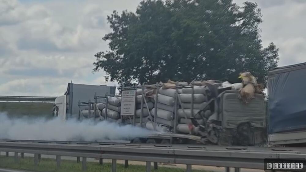 VOZAČ UMRO NAKON JEZIVOG UDESA KOD STARE PAZOVE! Bio zarobljen u smrskanoj kabini, a sve pretilo da eksplodira!