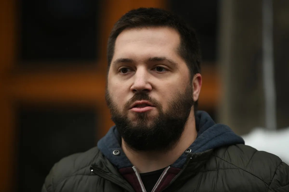Napeto u Skupštini Novog Sada: Miran Pogačar izbačen sa sednice nakon rasparave sa Dinom Vučinić, kod Mićina zalepio nalepnicu - studenti pobeđuju VIDEO