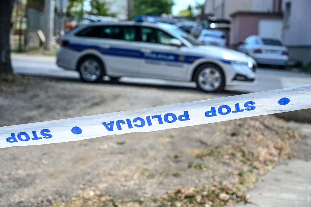 NA PRAGU JE DOČEKALE STVARI U KESAMA ZA SMEĆE! Ženu sa 100-postotnim invaliditetom bivši muž izbacio na ulicu: Obezbeđenje čuva novu "podstanarku" (FOTO, VIDEO)