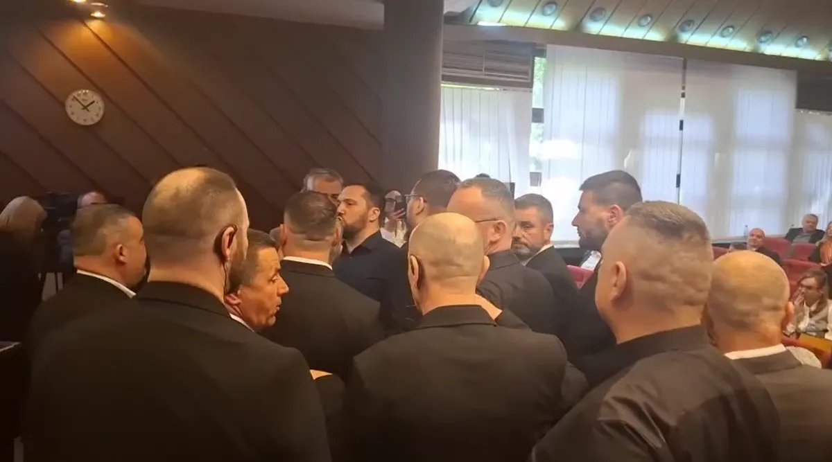 Sednica Skupštine Novog Sada nastavljena posle incidenta, opozicija napustila salu