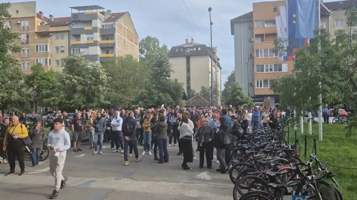 Roditelji učenika Jovine gimnazije pozvali policiju, kažu da direktor ne dozvoljava deci da izađu na odmor