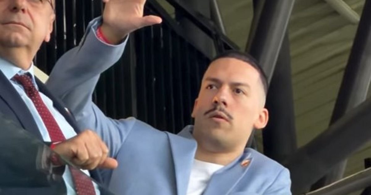 Baka Prase došao na finale Kupa Srbije u sakou na kojem se nalazi i jedan poseban simbol