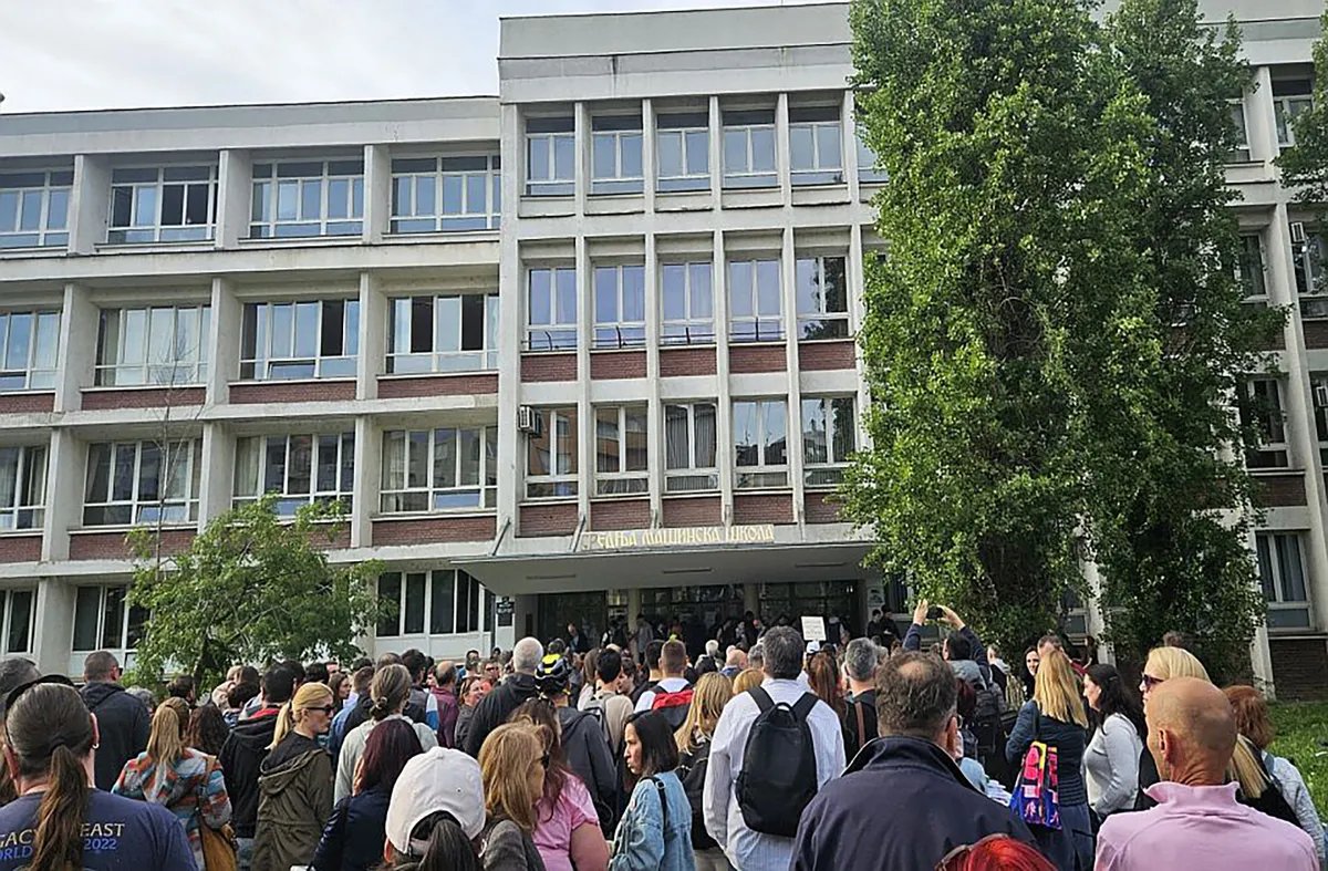 VIDEO Burno na protestu za spas Jovine gimnazije: Pošto ih je zaključao direktor đaci iskaču kroz prozor, okupljeni roditelji mu skandiraju "Ostavka, ostavka"