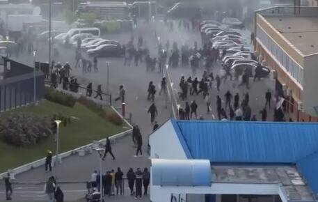 POJAVIO SE SNIMAK SUKOBA ISPRED LAGATORA: Haos, topovski udari, suzavac - Delije u stampedu beže od policije!