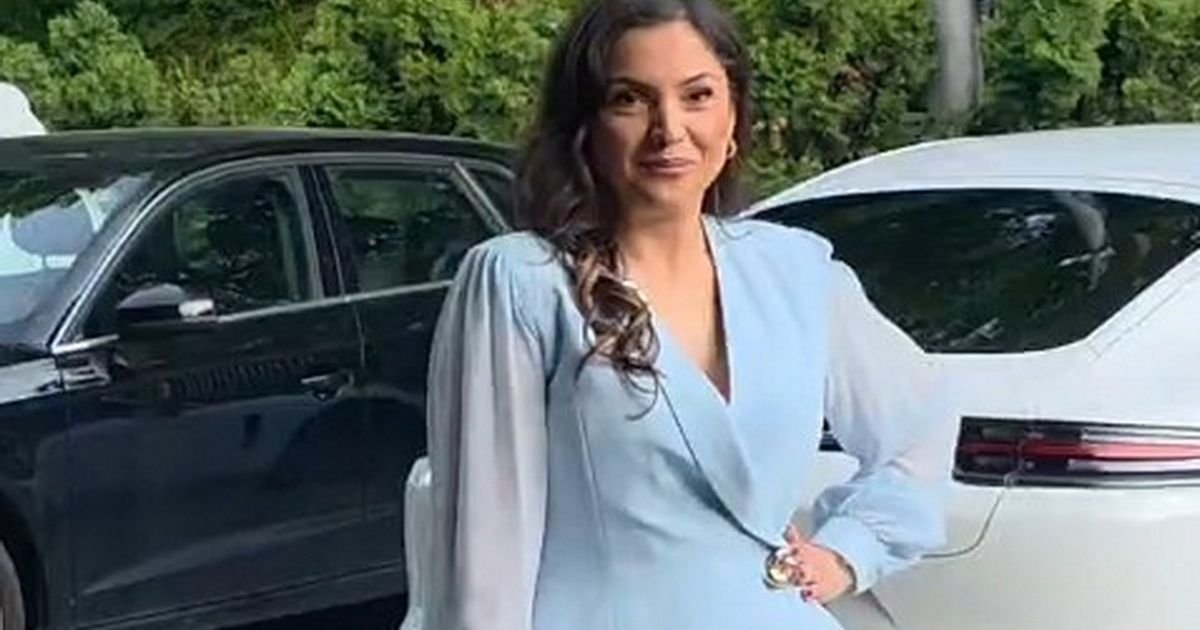 Nadica Ademov stigla na slavlje Perućice, a u ruci torba od 140.000! Pevačica stigla sa decom: "Malo se plaši"