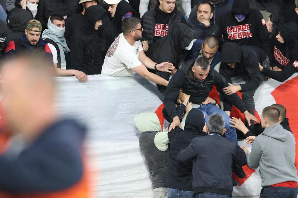 POVREĐENO NEKOLIKO NAVIJAČA CRVENE ZVEZDE: Hitna pomoć uletela na teren stadiona u Loznici! Delije odvezene na nosilima