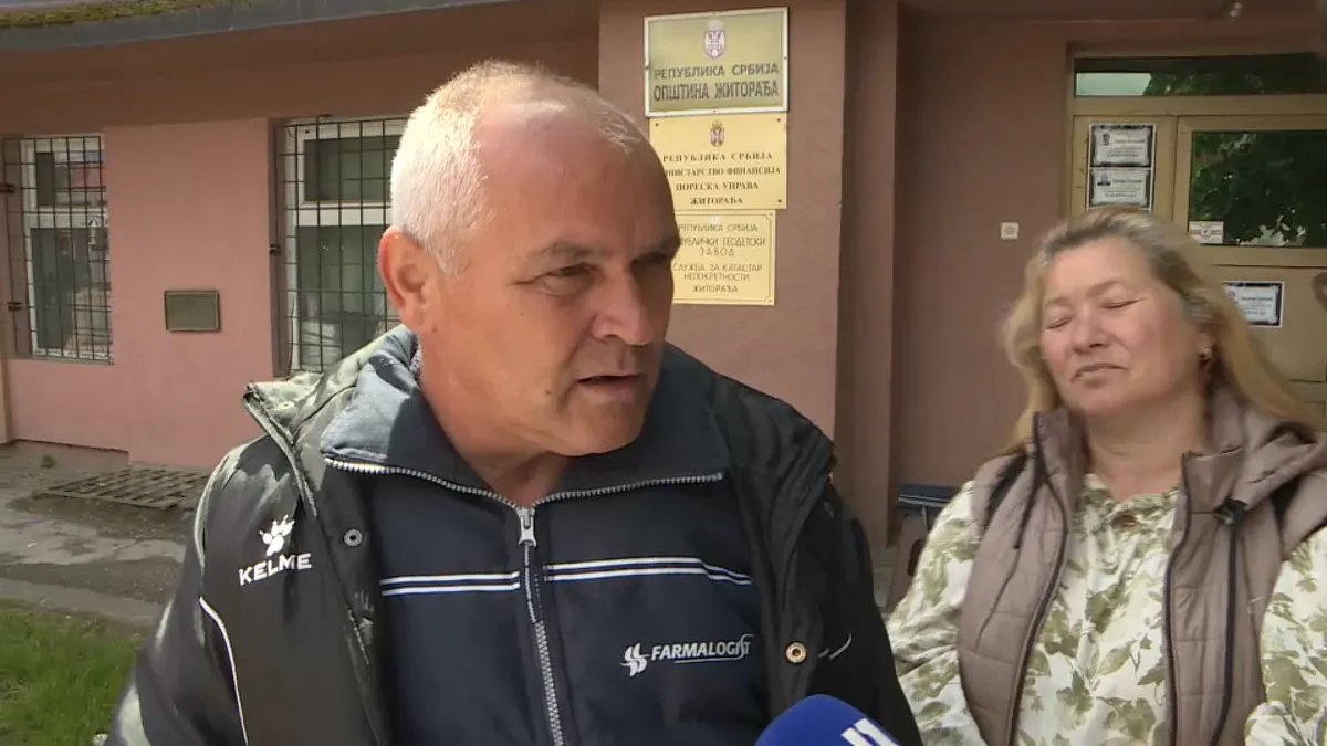 Mesec dana borbe Mitića za zemlju u Žitorađi: Časlav svaki dan provodi ispred zgrade opštine