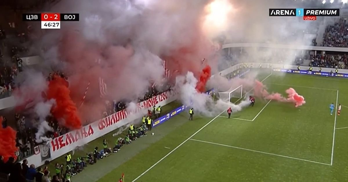 Pogledajte bakljadu Delija na početku drugog poluvremena finala Kupa, sudija prekinuo meč Zvezda - Vojvodina