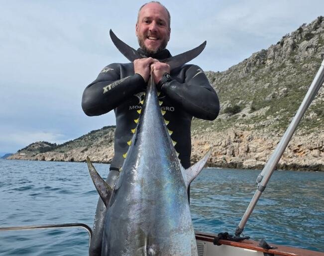 DUŠAN SE 18 MINUTA BORIO ZA ULOV ŽIVOTA! Kapitalac koji ni najstručniji ribari ne izvuku, JEDVA drži sve te kilograme u rukama: Ceo život plivaju, ČISTI mišići!