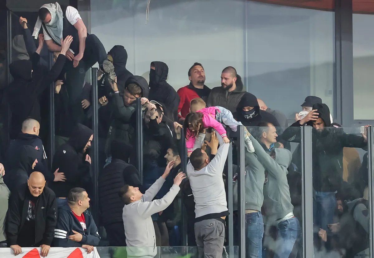 Tragična slika srpskog fudbala: Ljudi prebacuju dete preko ograde jer mu je ugrožena bezbednost FOTO