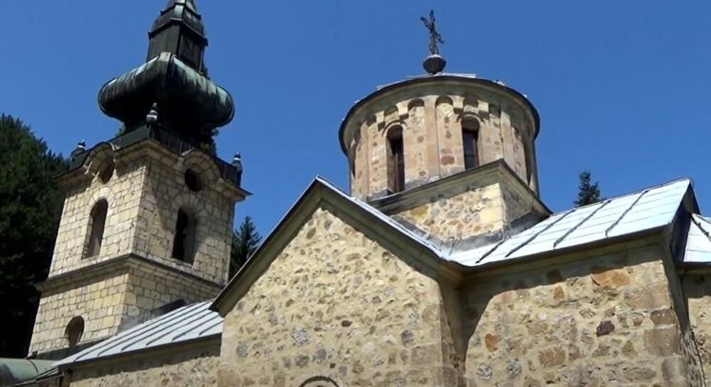 "To rade glavudže i kriminalci" Srbi se masovno krste kada prođu pored crkve, a sveštenik otkrio da li se to sme!