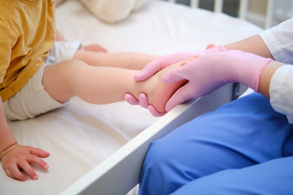 HOROR U NEMAČKOJ Pedijatar optužen za 130 slučajeva zlostavljanja i polnog uznemiravanja dece!
