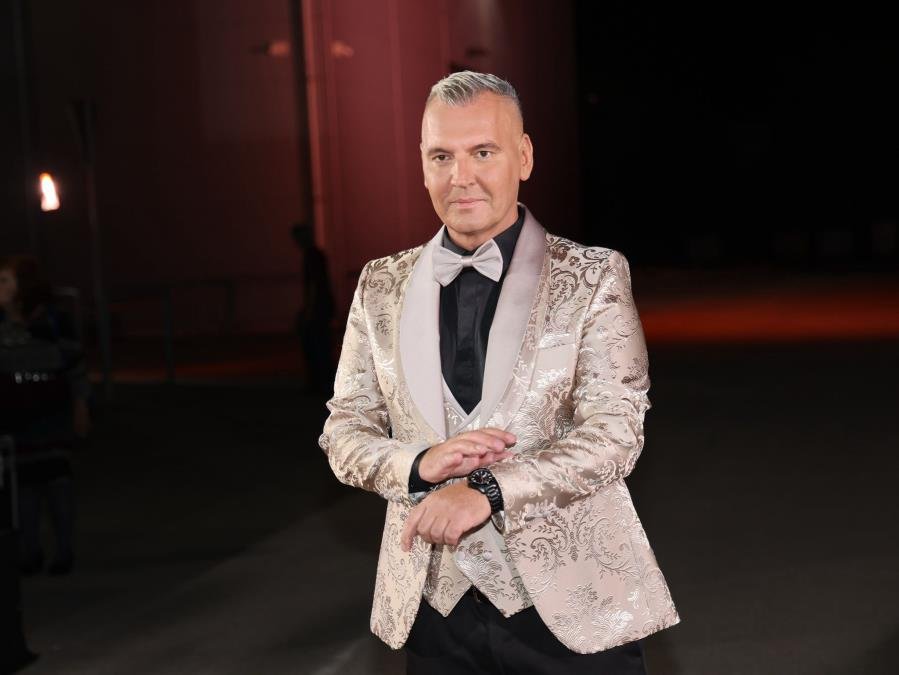 "BRAT JE VEZAO ČARŠAF I OBESIO SE O CEV OD RADIJATORA" Bolna ispovest poznatog voditelja ledi krv u žilama: Moj otac ga je tukao svaki dan, bio je sav crn..