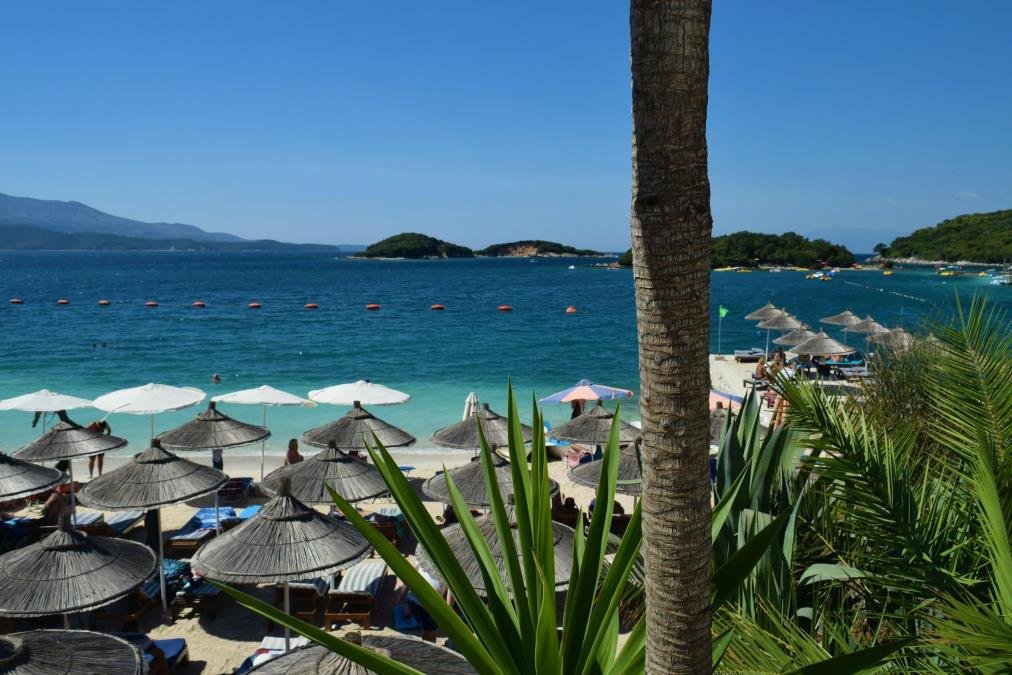 Noćenje u hotelu s doručkom 27€, kafa i rakija po evro, a tek večera u restoranu...: Srbi na letovanje hrle na "evropske Maldive" Iće i piće bagatela