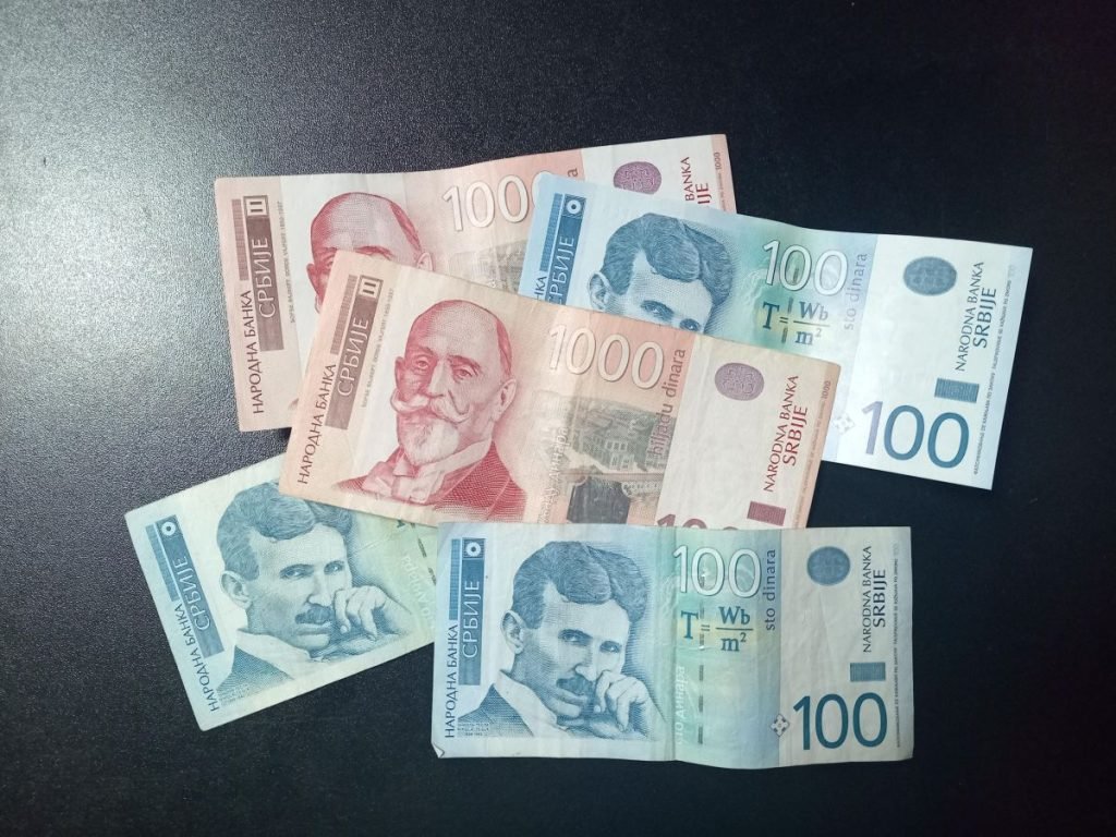 Srednji kurs dinara za evro danas 117,3942 dinara
