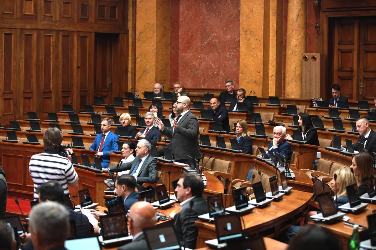 Demokratska stranka pozvala poslanike da napuste parlament i ne učestvuju u režimskoj predstavi