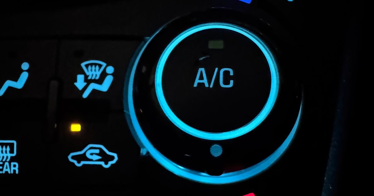 Dugme na tabli koje svi imamo, a niko ne koristi: Kako da rashladite auto duplo brže i trošite manje goriva