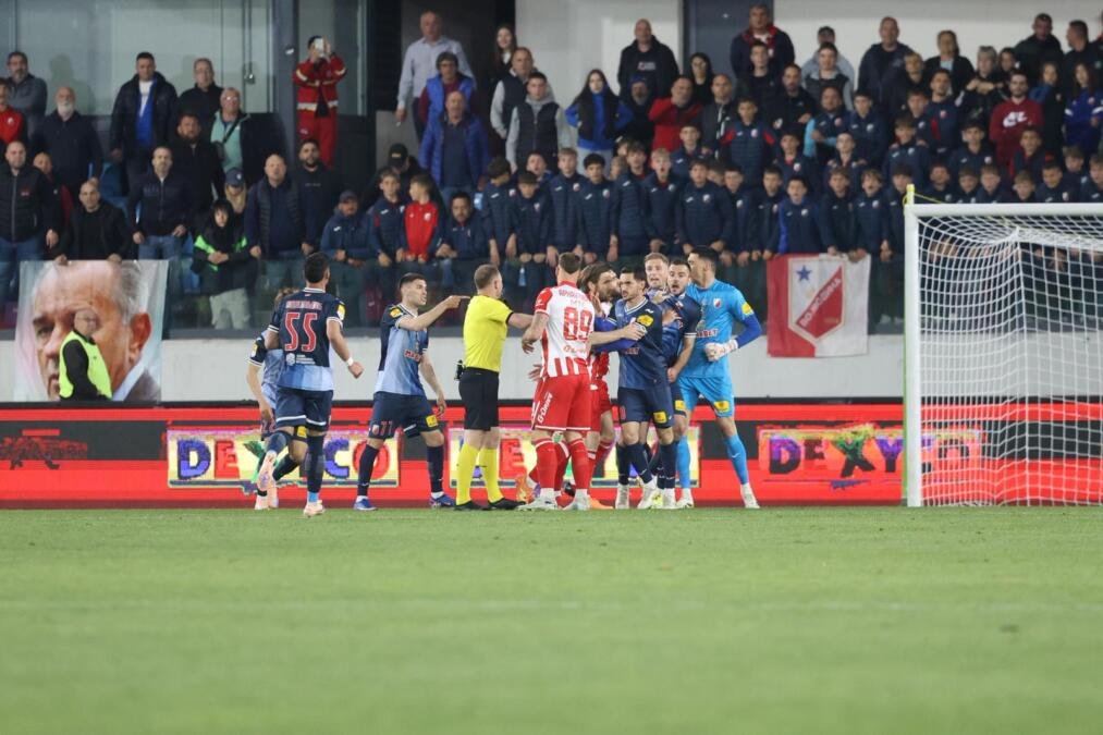 DETALJI TUČE FUDBALERA CRVENE ZVEZDE I VOJVODINE! Ko je sve učestvovao u frci? Klinci "zavarničili", a onda je nastao OPŠTI HAOS! VIDEO