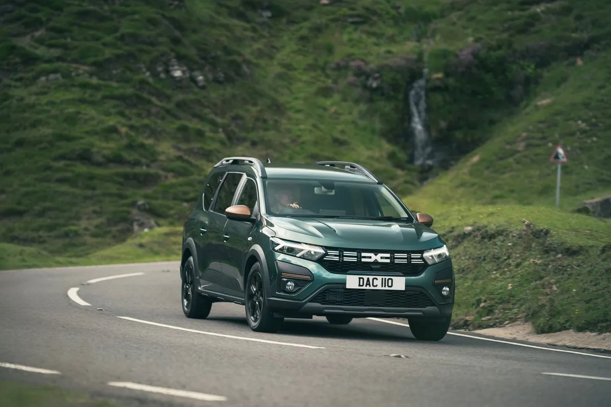 Ovo je najbolji hibrid automobil sa 7 sedišta: Košta mnogo manje od rivala