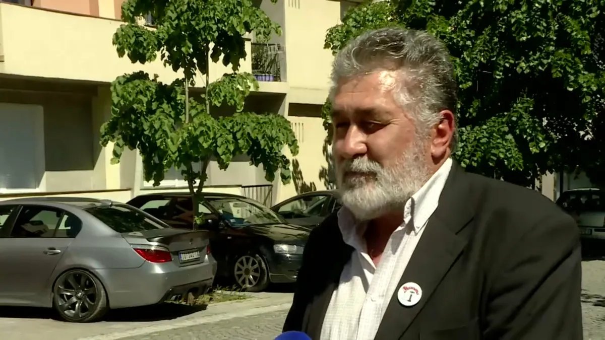 Prekinuta sednica SO Topola: Nije uvršten predlog o glasanju o poverenju Draganu Jovanoviću, odbornik opozicije ga poprskao vodom