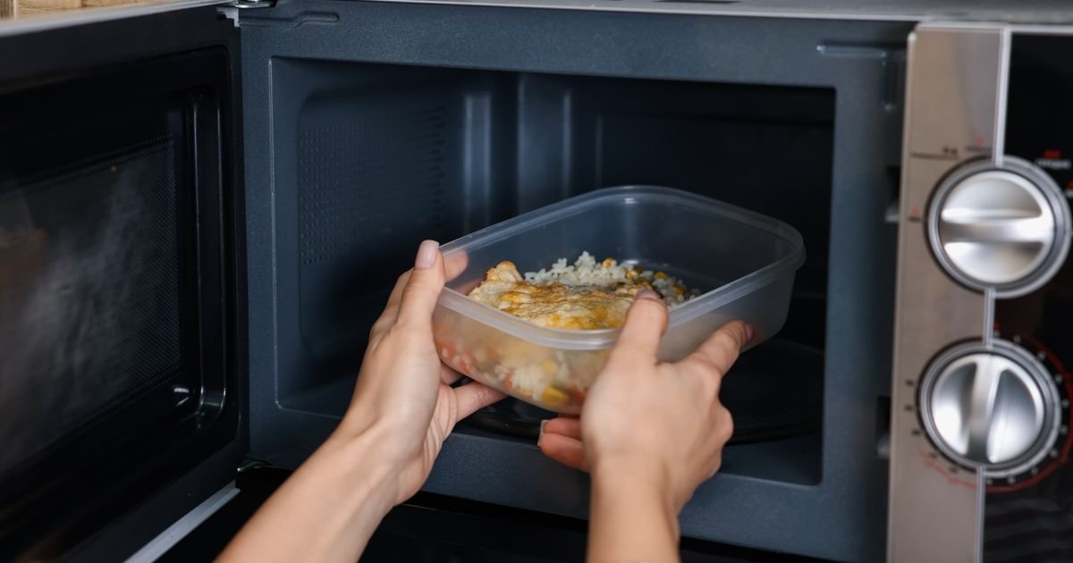 Da li smete da podgrevate hranu u plastičnoj posudi? Jedan detalj na dnu ambalaže otkriva sve
