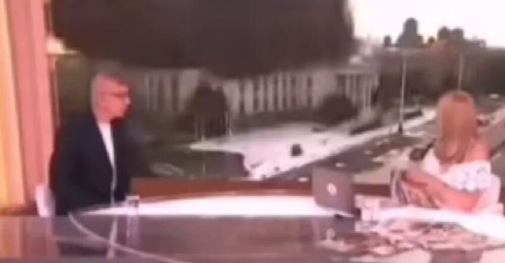 NAŠA VODITELJKA PRETRNULA OD STRAHA U PROGRAMU UŽIVO: Svi su bili u NEVERICI kada su ovo UGLEDALI! (FOTO)
